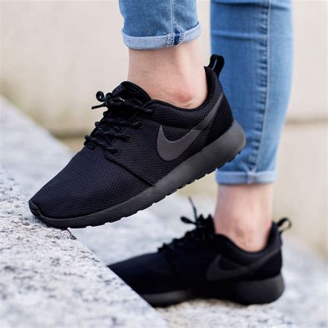 nike all black sneaker